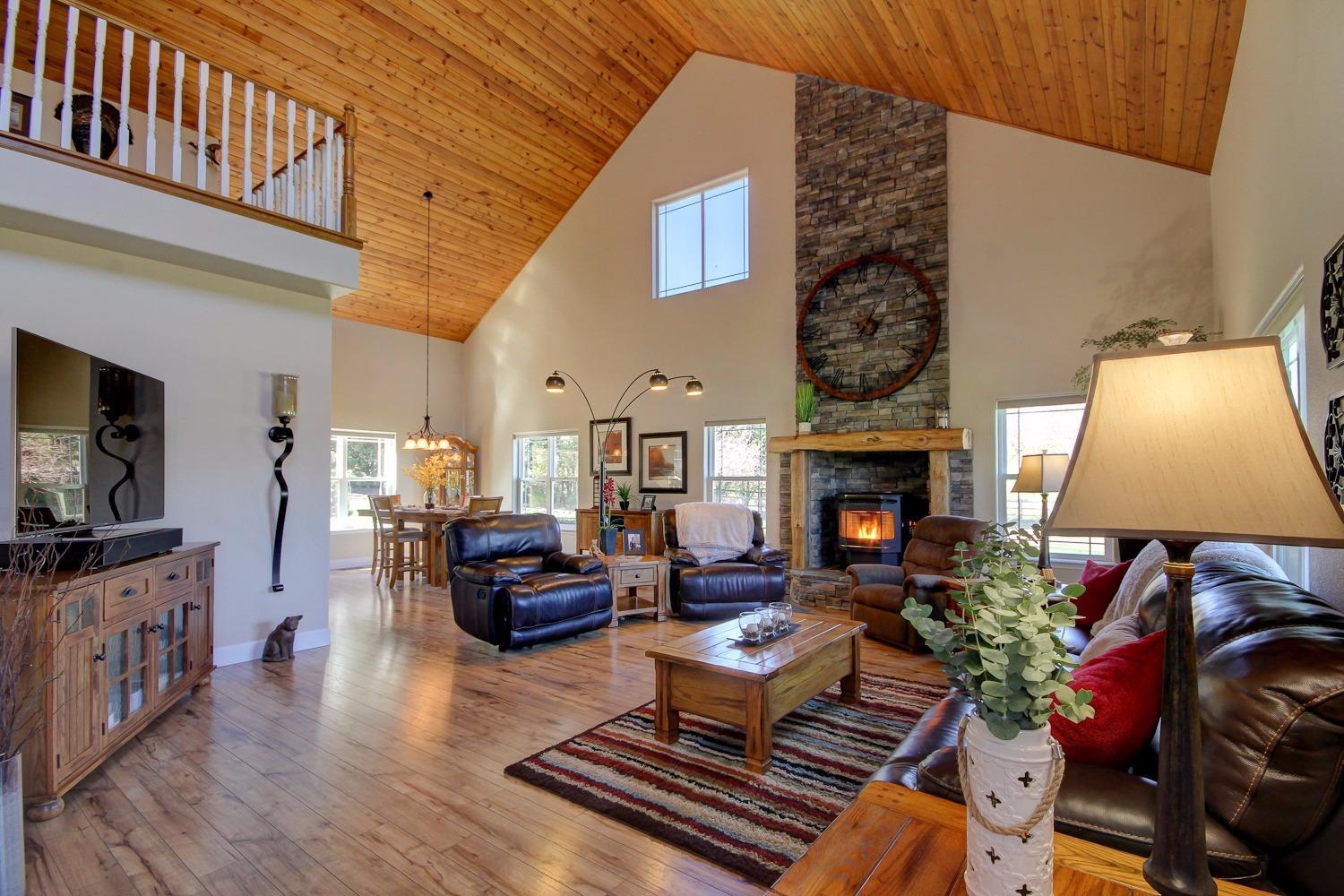 4491 Pioneer Road Medford, OR 97501 - Photo 22 of 34 Soaring ceilings, open concept, floor to