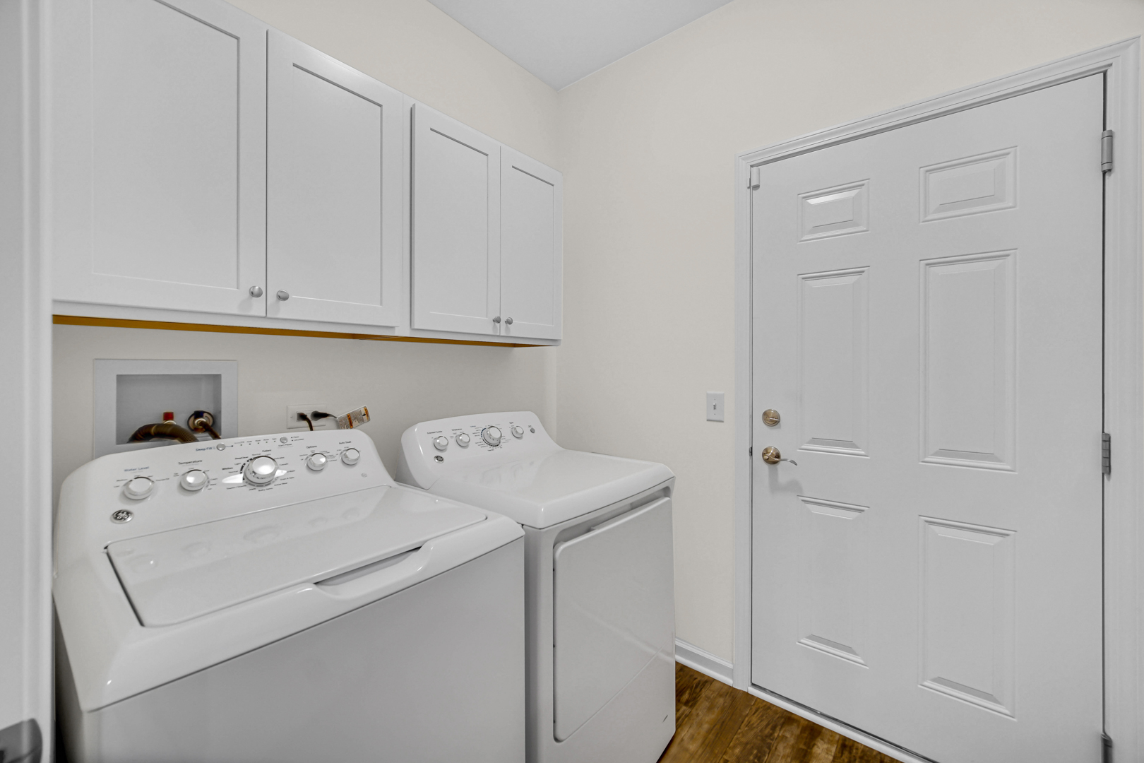 925 Baltimore Street McHenry, IL 60050 - Photo 23 of 27 a utility room with dryer and washer