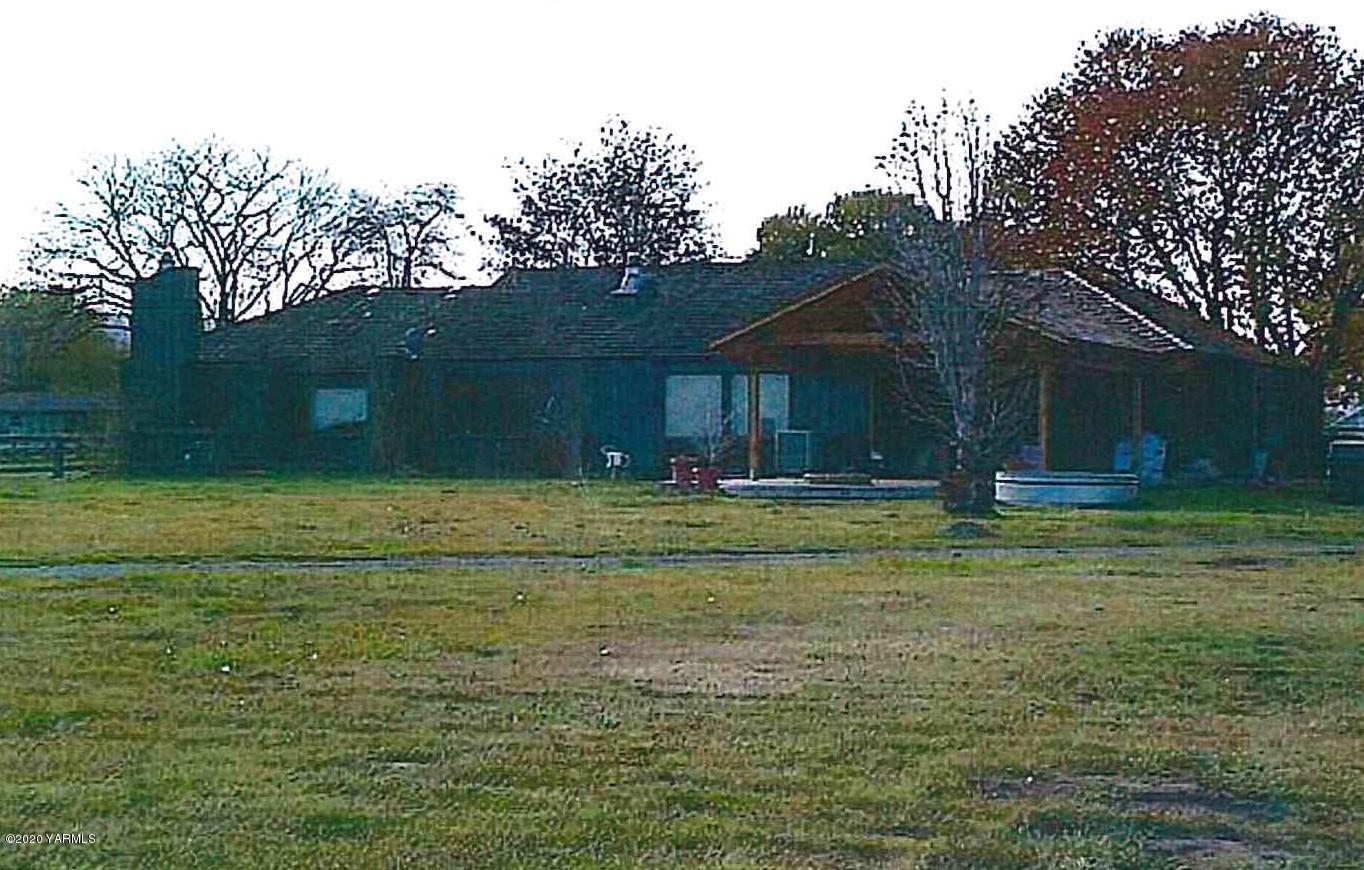 3511 Wiley Road Yakima, WA 98903 - Photo 1 of 4 a front view of a house with a yard