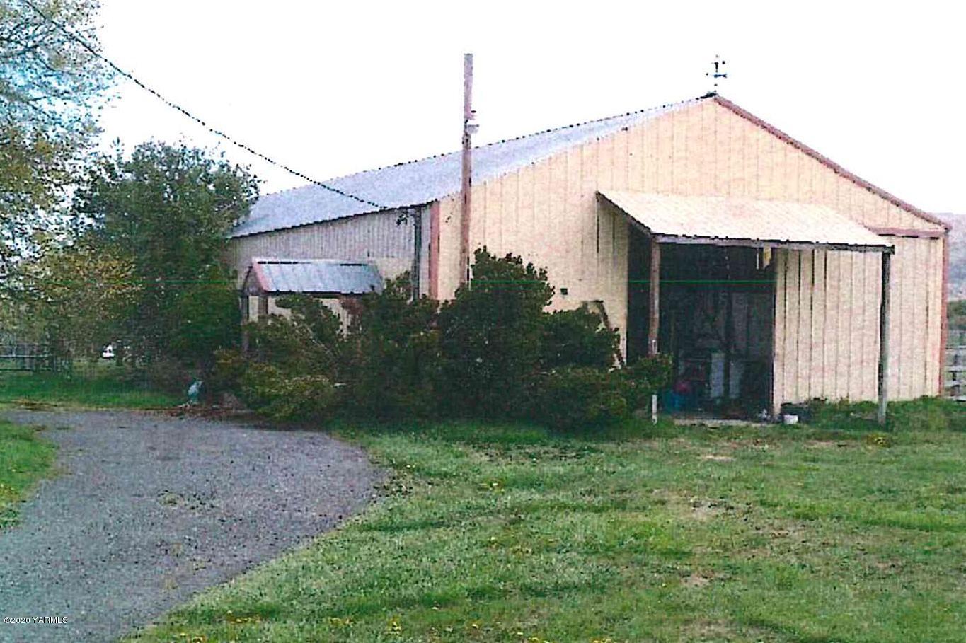 3511 Wiley Road Yakima, WA 98903 - Photo 3 of 4 a backyard of a house with lots of green space