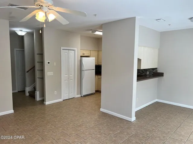 a view of empty room with a ceiling fan