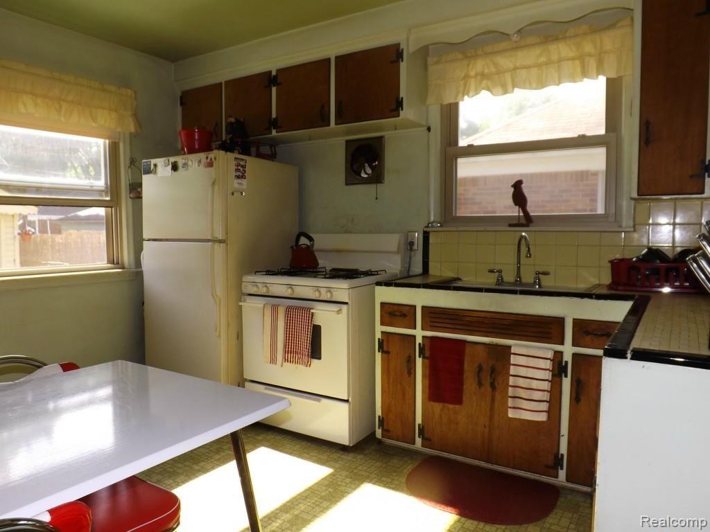 19468 Beech Daly Redford, MI 48240 - Photo 9 of 11 DSCF1749.jpg