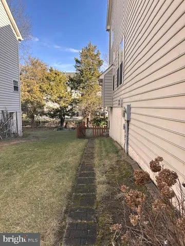 a view of back yard of the house