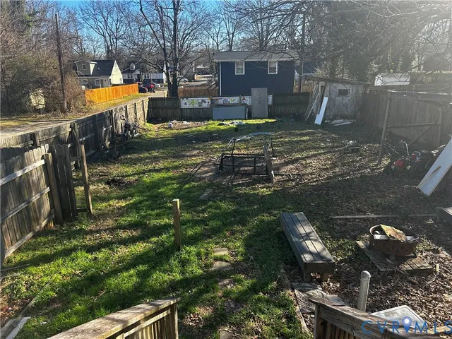 a view of a house with backyard