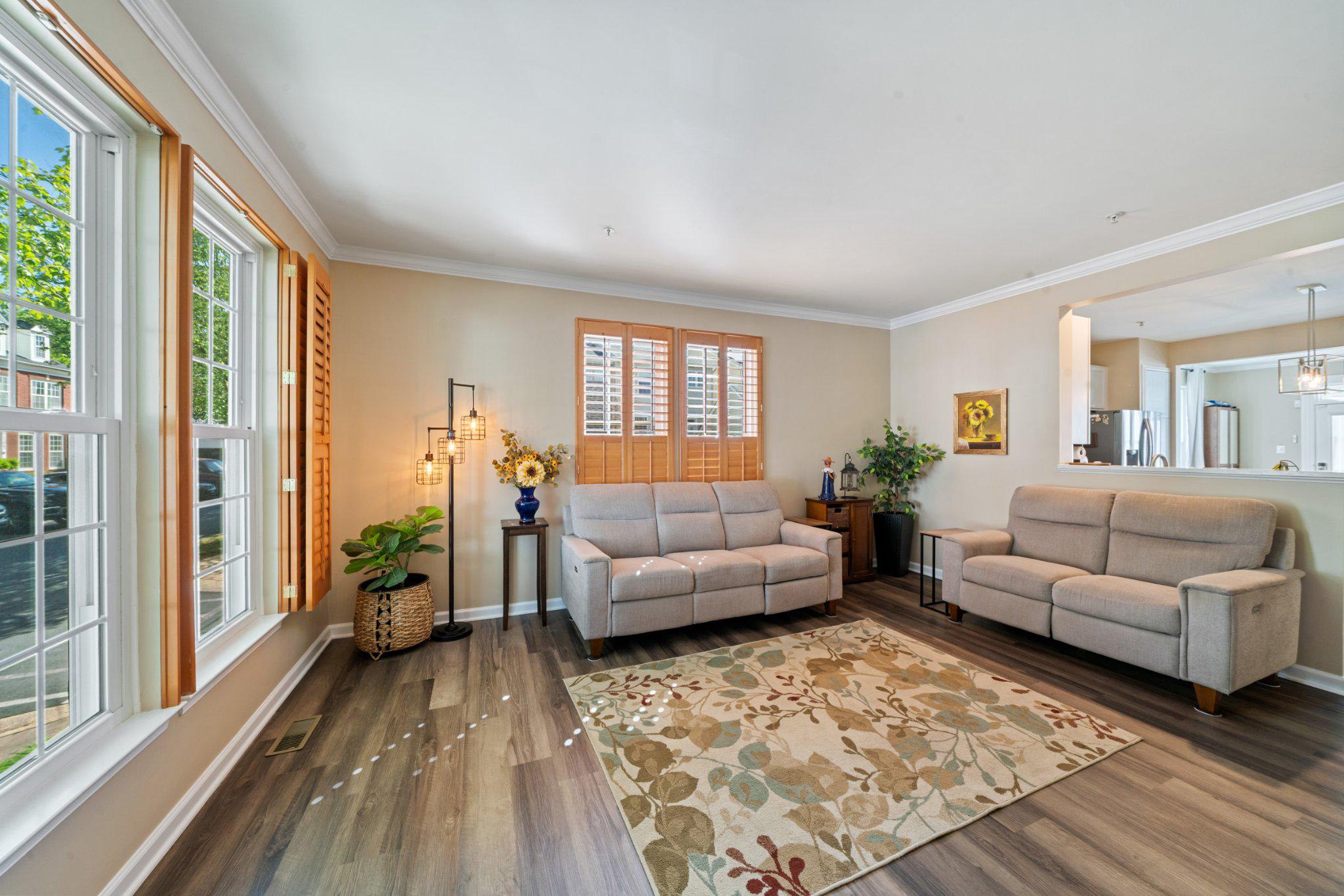 13916 Lullaby Road Germantown, MD 20874 - Photo 5 of 45 Living room on main level.
