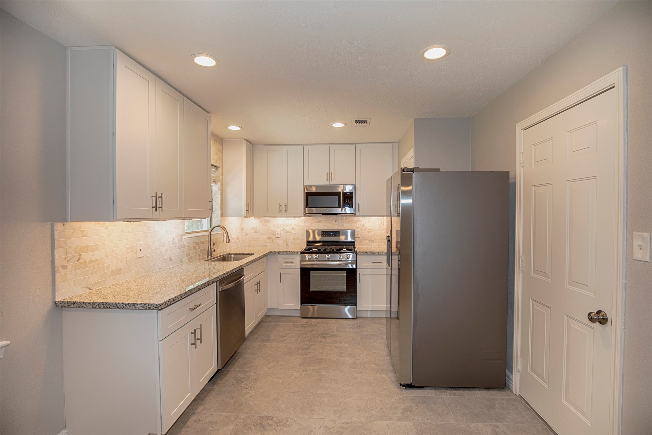 802 Wavecrest Lane Houston, TX 77062 - Photo 12 of 32 The kitchen has gorgeous granite counters and fabulous under cabinet lighting.