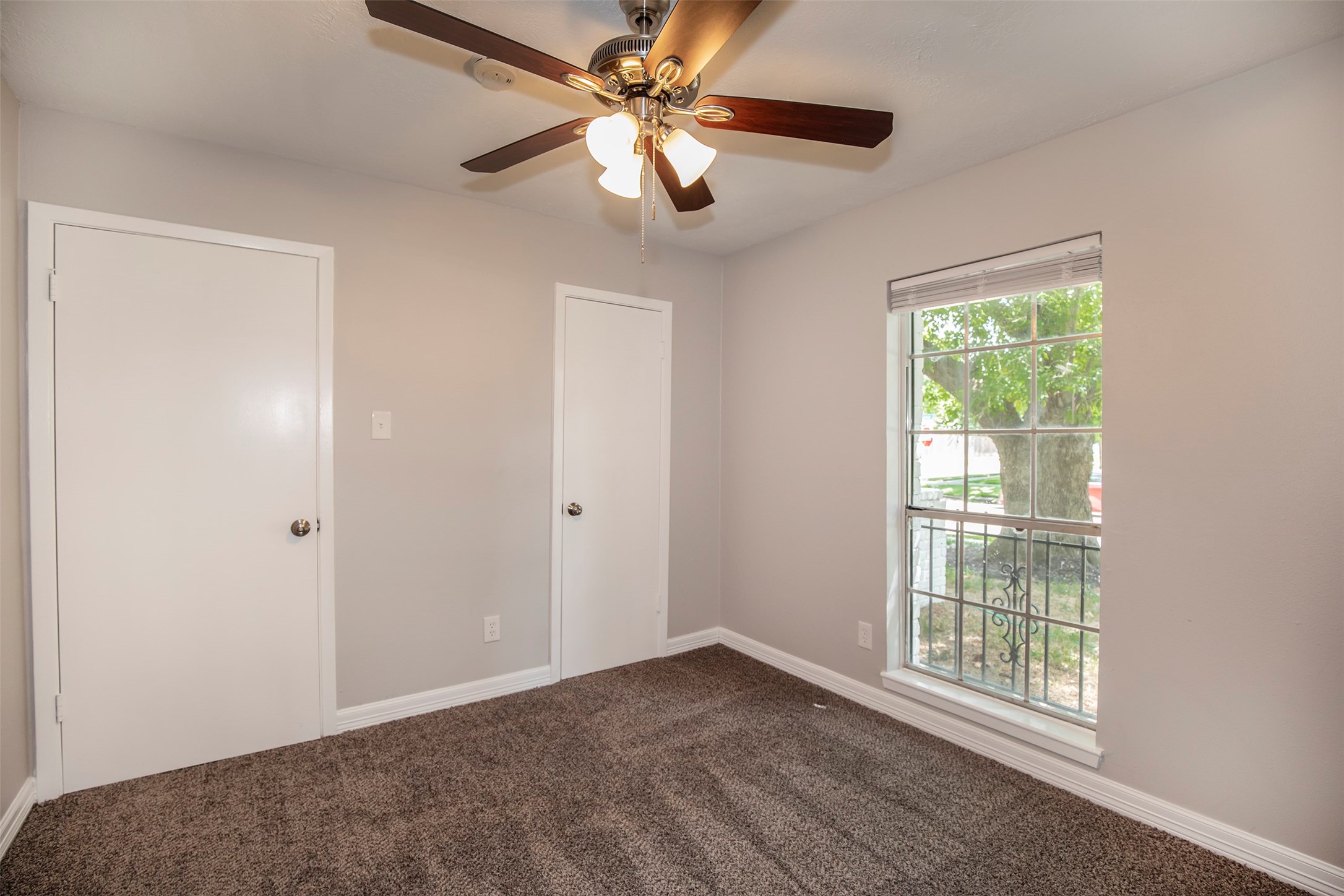 802 Wavecrest Lane Houston, TX 77062 - Photo 23 of 32 The second bedroom has a wonderful walk-in closet.
