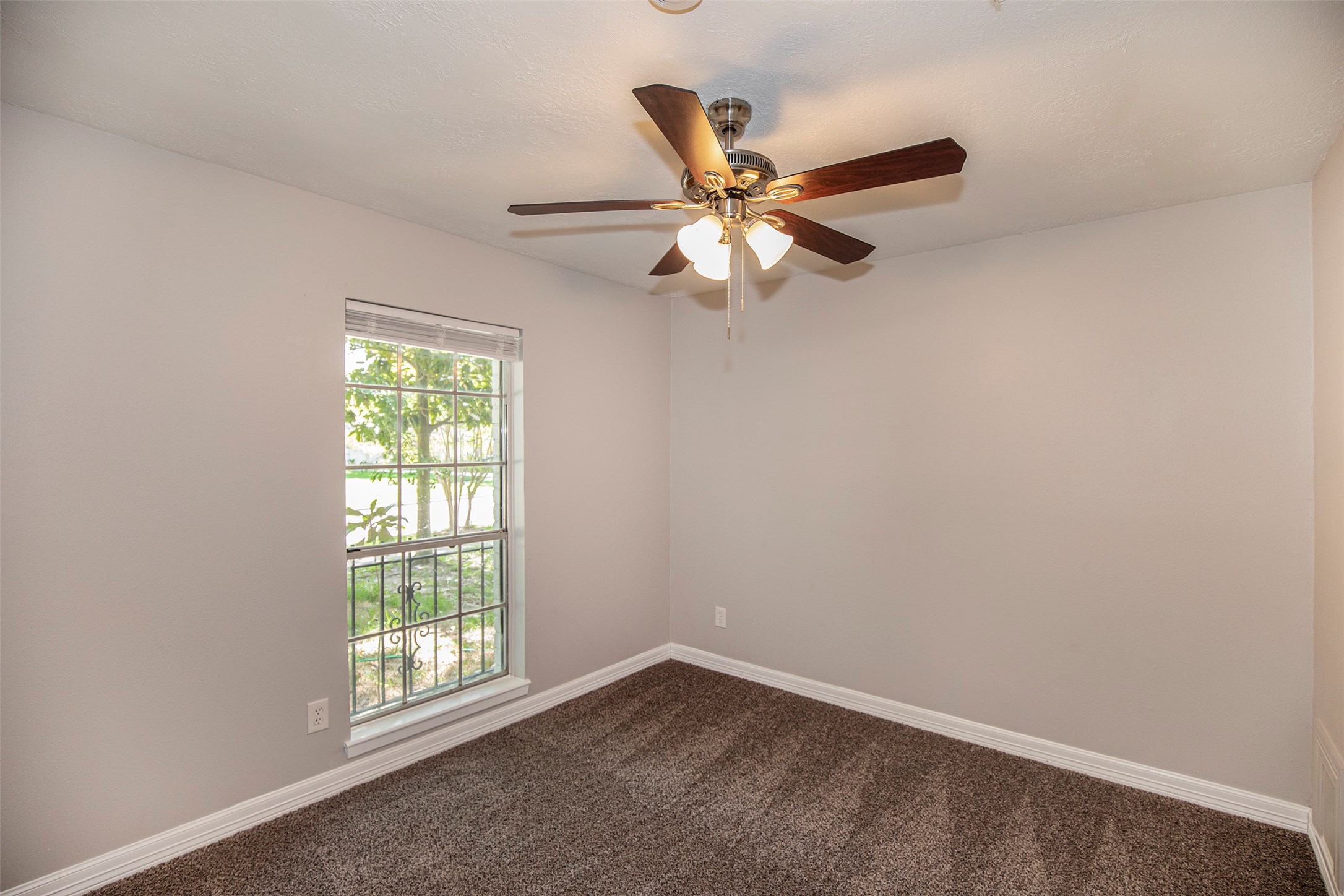 802 Wavecrest Lane Houston, TX 77062 - Photo 24 of 32 This bedroom is perfect for family or a guest.