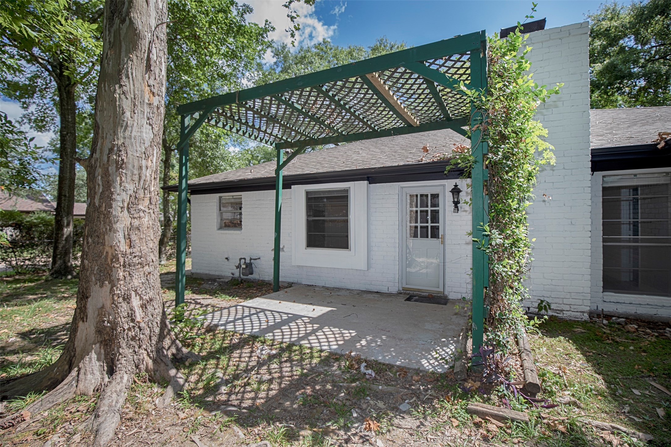 802 Wavecrest Lane Houston, TX 77062 - Photo 31 of 32 The wonderful patio has enough space for a table and chairs. Great place to sit and enjoy a cold beverage.