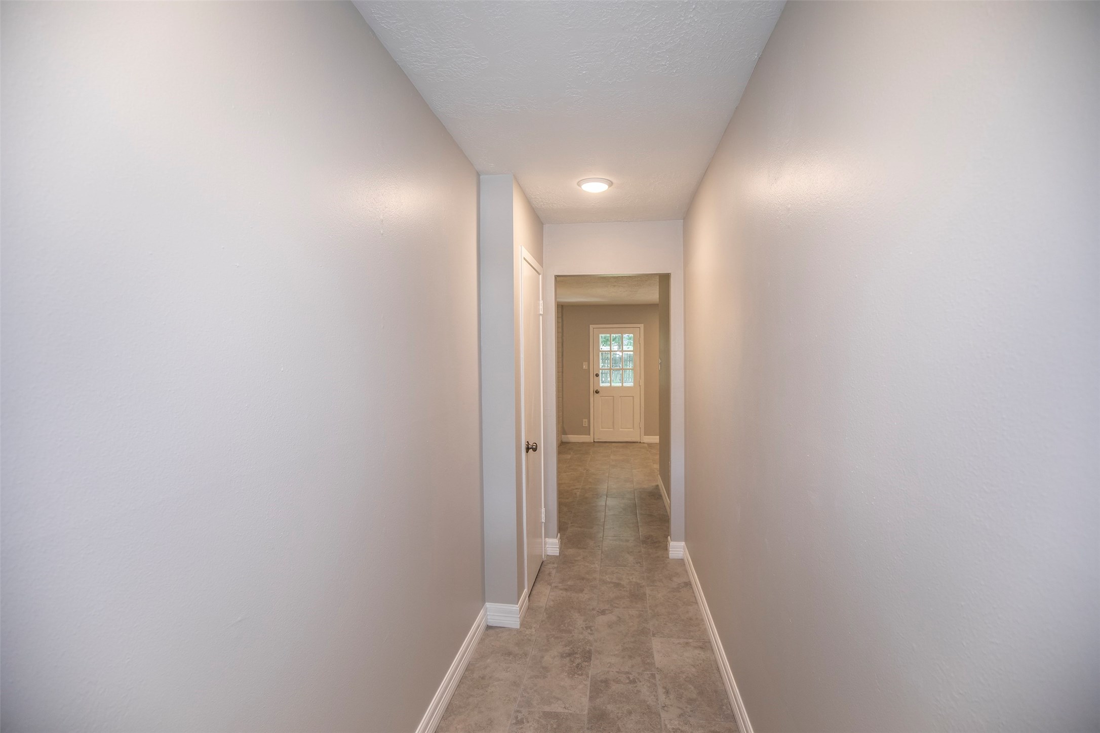 802 Wavecrest Lane Houston, TX 77062 - Photo 5 of 32 The long entryway has a wonderful coat closet.