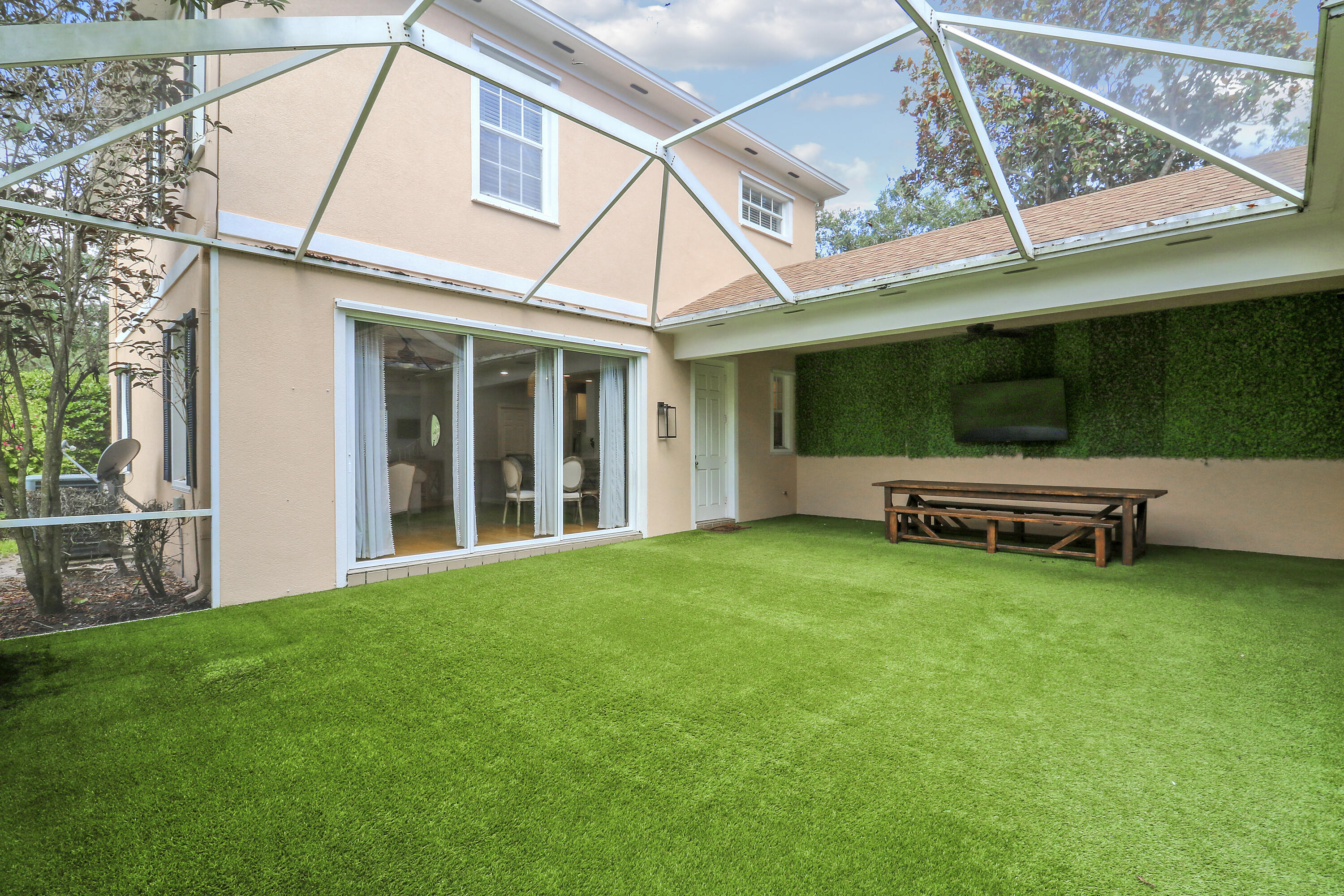 131 Rockingham Road Jupiter, FL 33458 - Photo 34 of 40 a backyard of a house with barbeque oven fire pit table and chairs