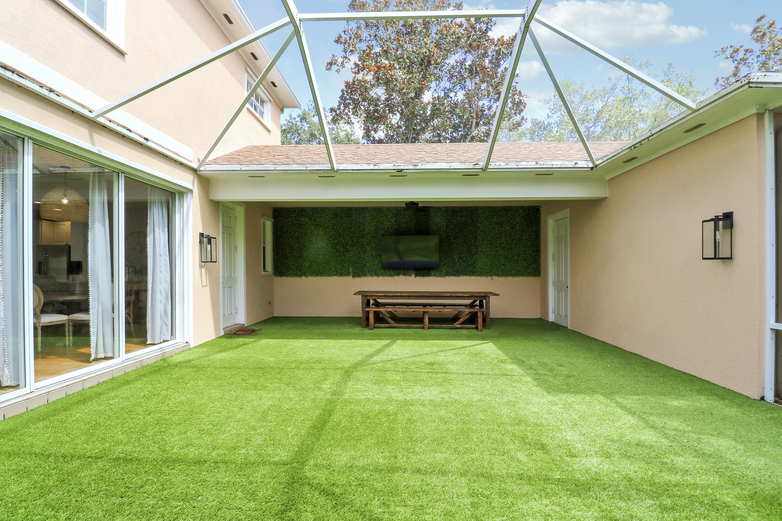 131 Rockingham Road Jupiter, FL 33458 - Photo 35 of 40 a backyard of a house with barbeque oven table and chairs