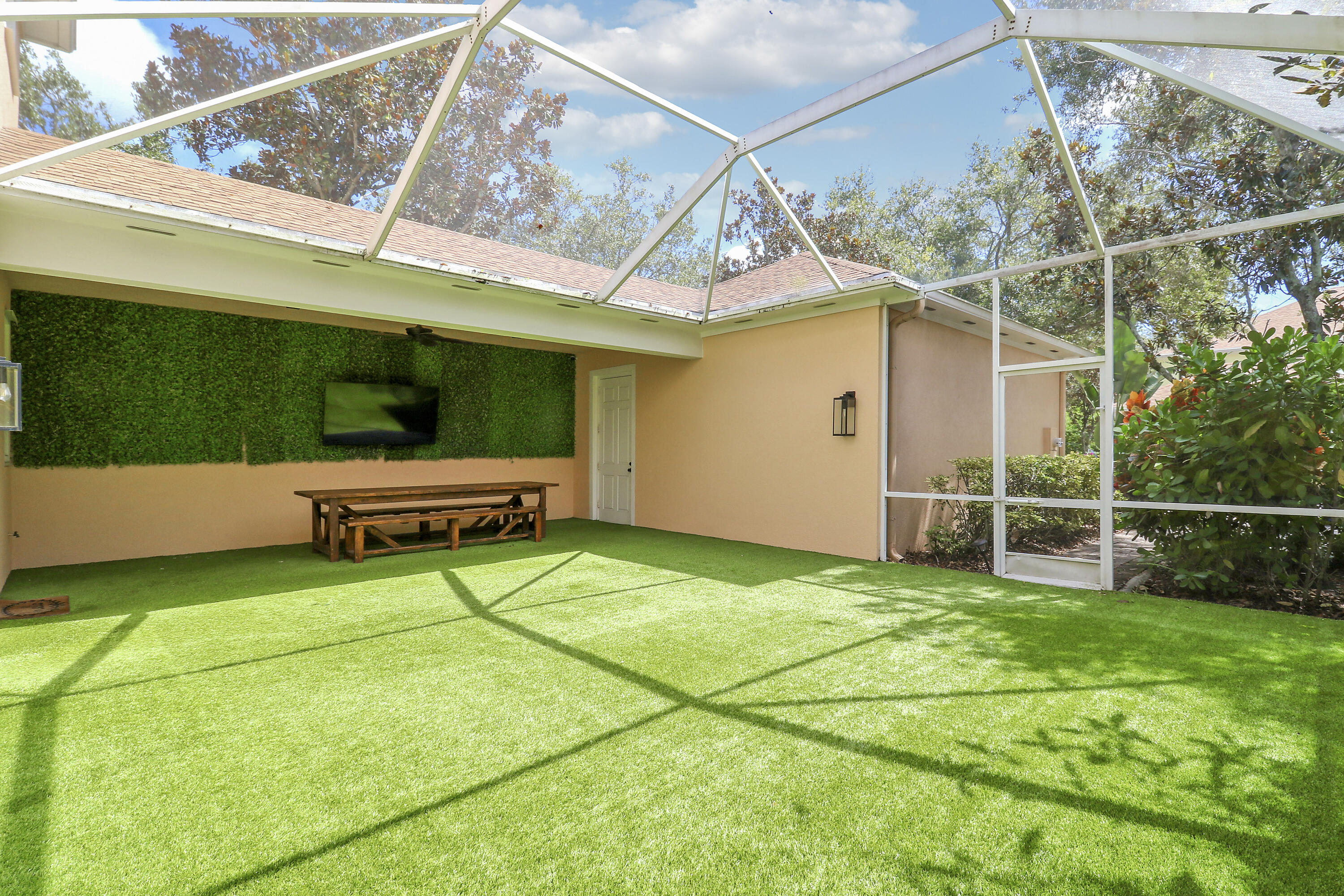 131 Rockingham Road Jupiter, FL 33458 - Photo 36 of 40 a backyard of a house with barbeque oven table and chairs