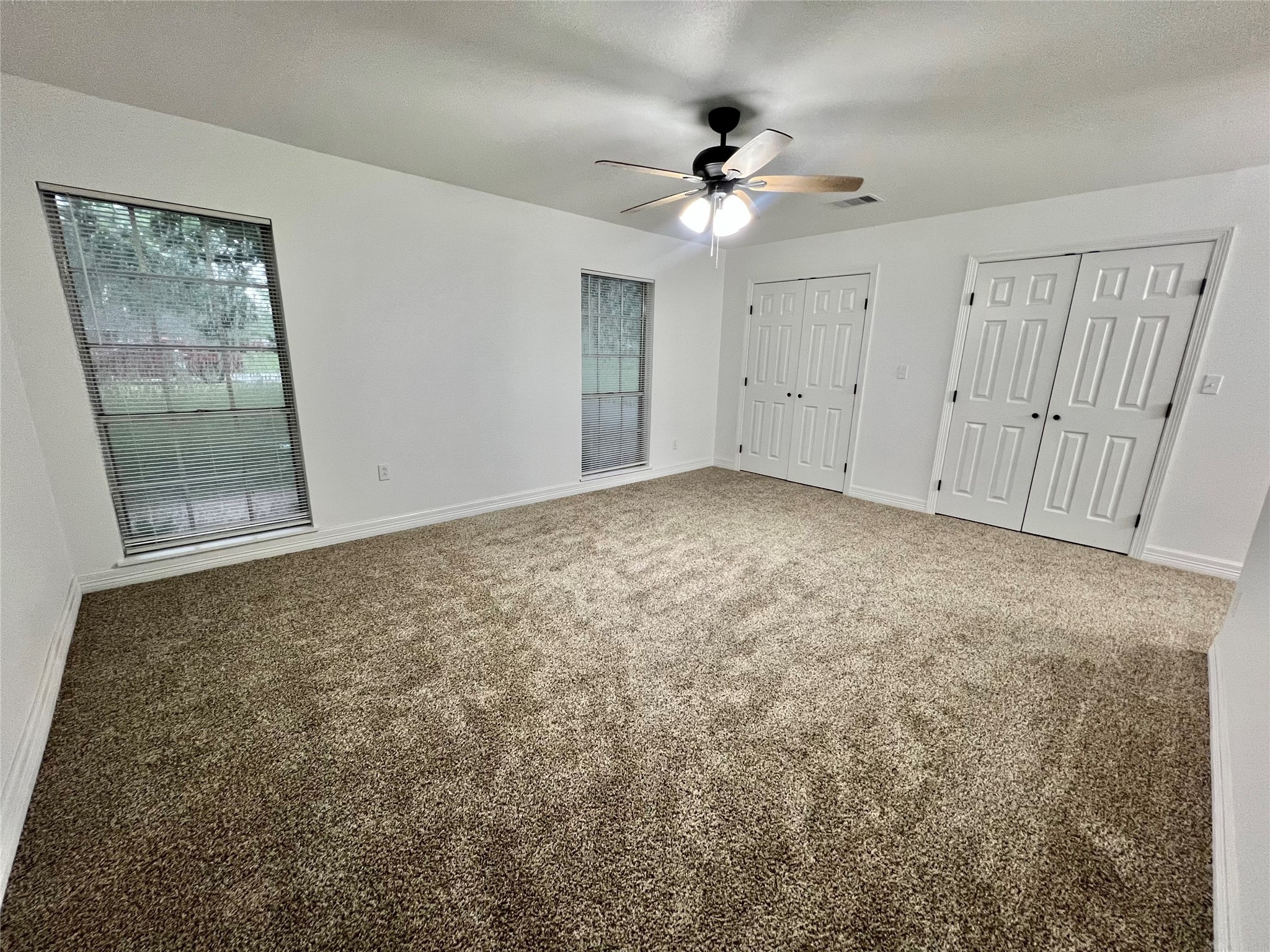 5 Colony Drive Angleton, TX 77515 - Photo 6 of 34 en empty room with fan