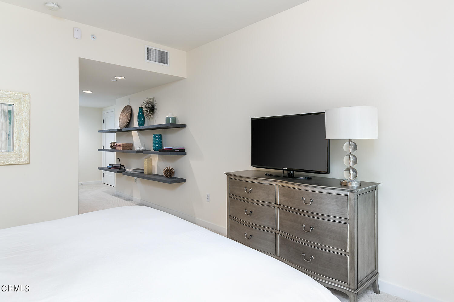 920 Granite Drive, Unit 103 Pasadena, CA 91101 - Photo 18 of 33 a bedroom with a bed and a flat screen tv