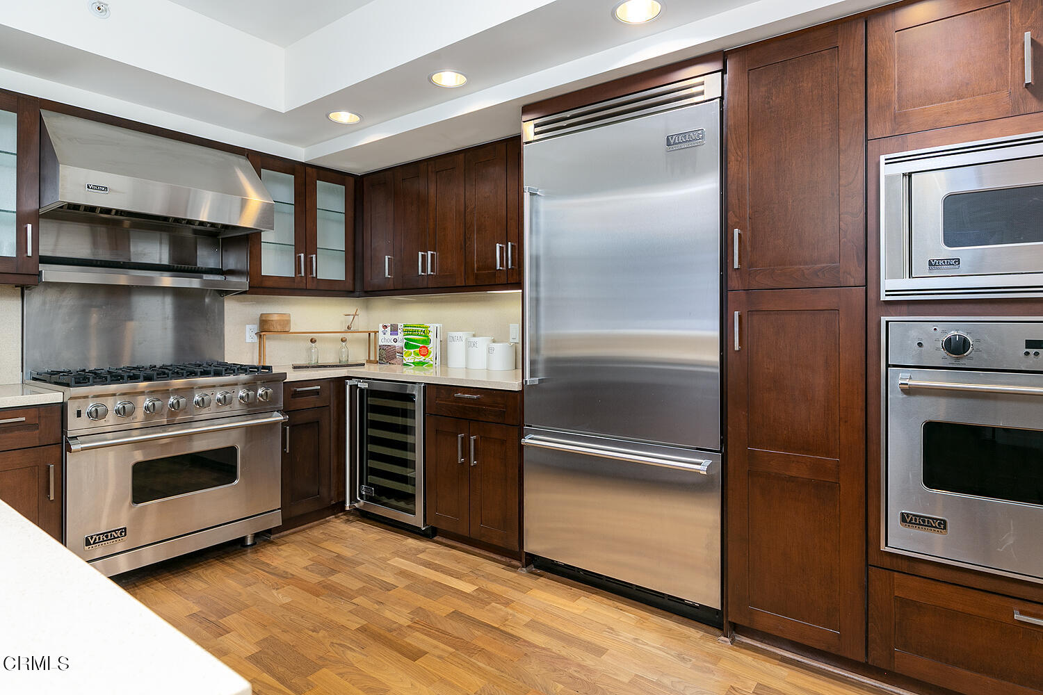 920 Granite Drive, Unit 103 Pasadena, CA 91101 - Photo 10 of 33 a kitchen with a refrigerator stove and microwave