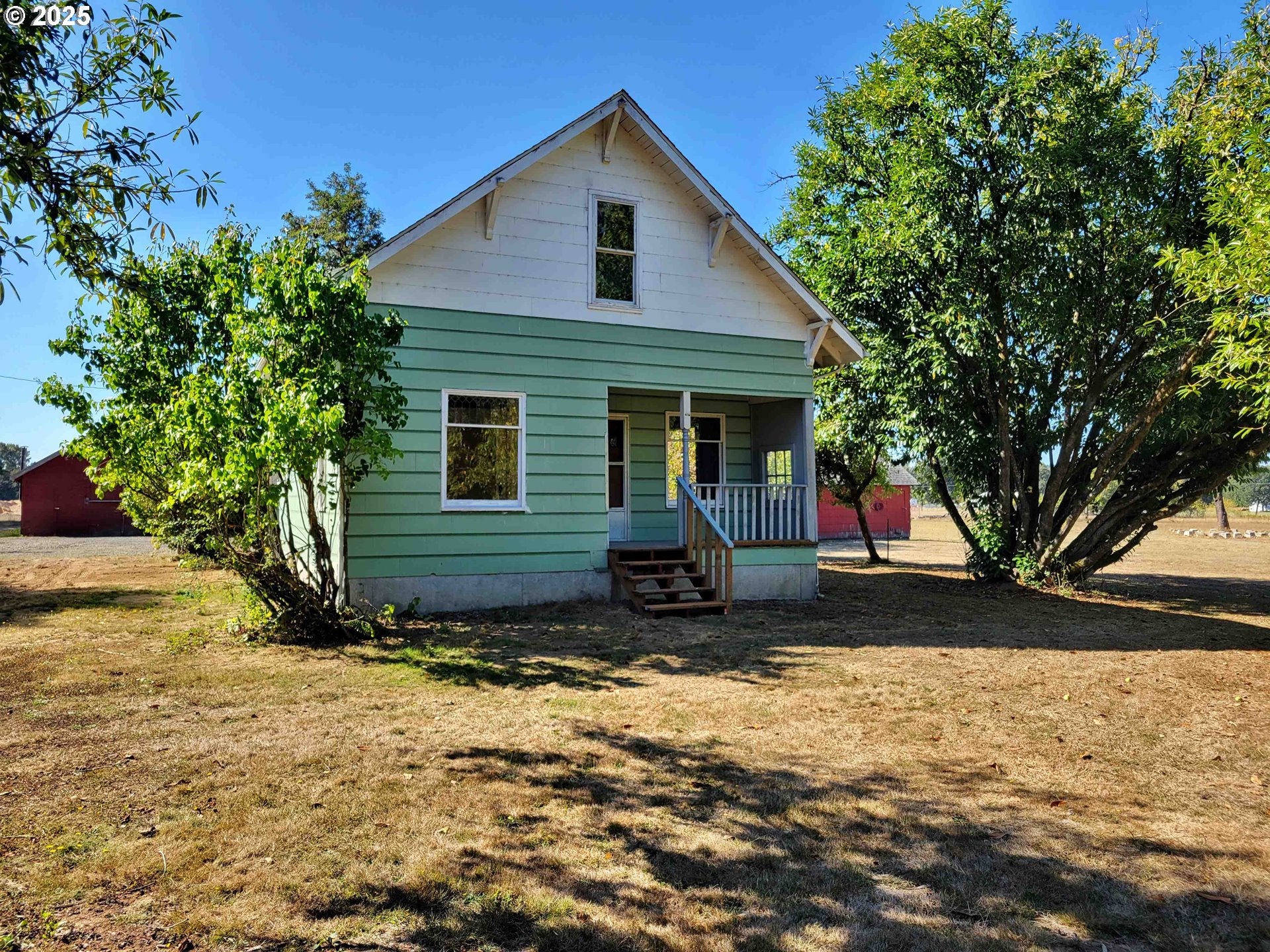 a view of a house with a yard