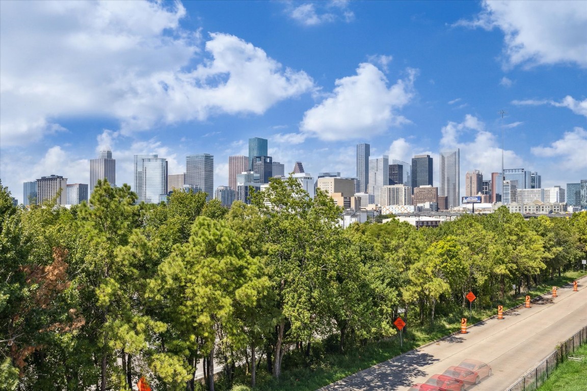 a view of a fountain in front of a building