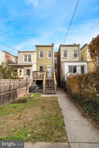 a view of a house with backyard and porch