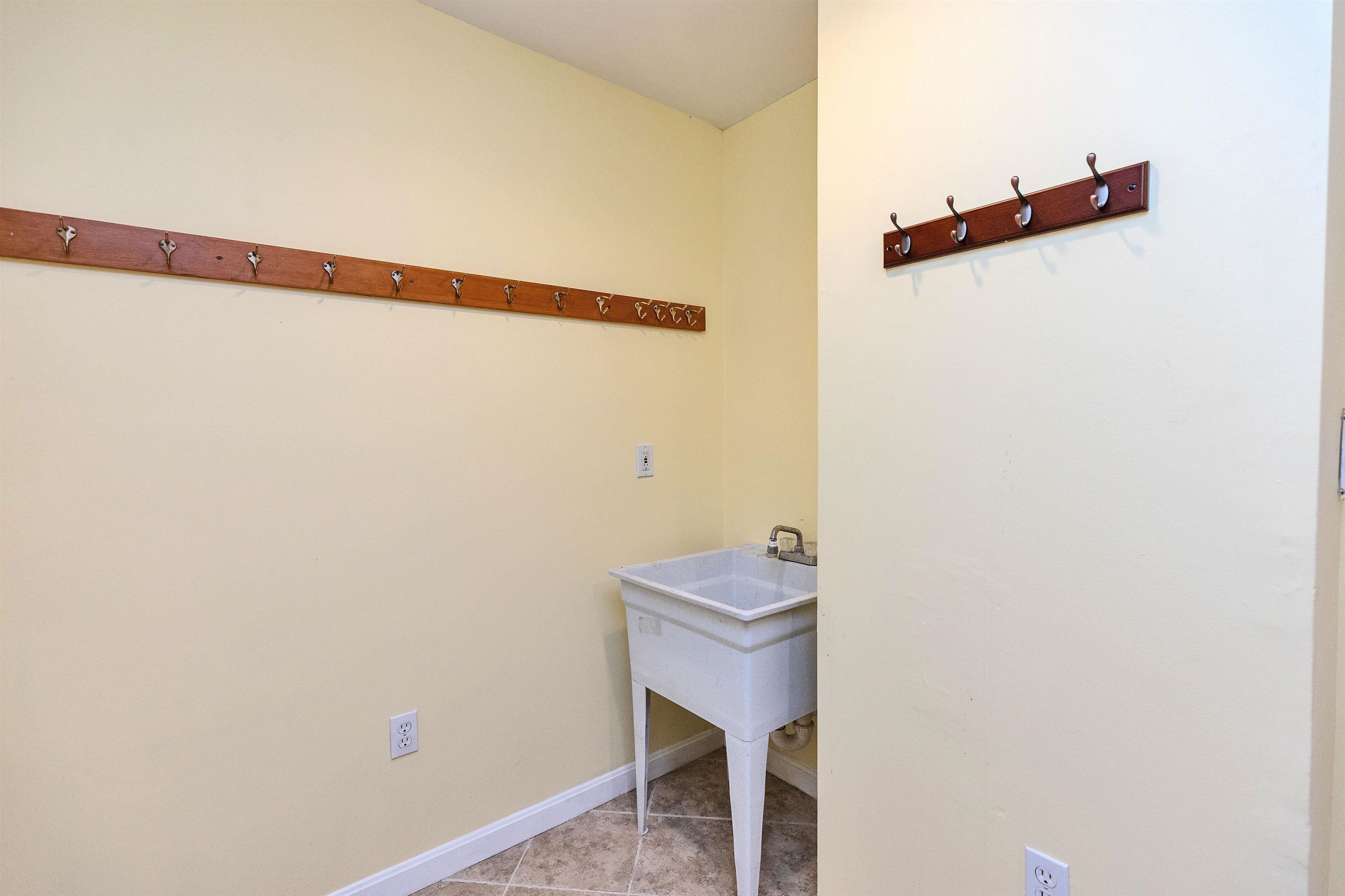 555 Straw Hill Road Manchester, NH 03104 - Photo 29 of 45