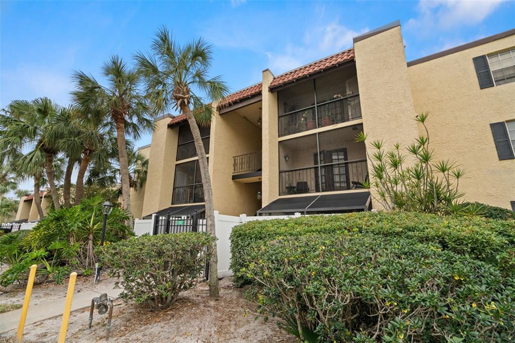 107 South Obrien Street, Unit 217 Tampa, FL 33609 - Photo 39 of 39 a view of a house with a garden