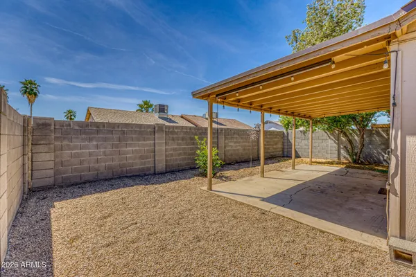 a view of a backyard