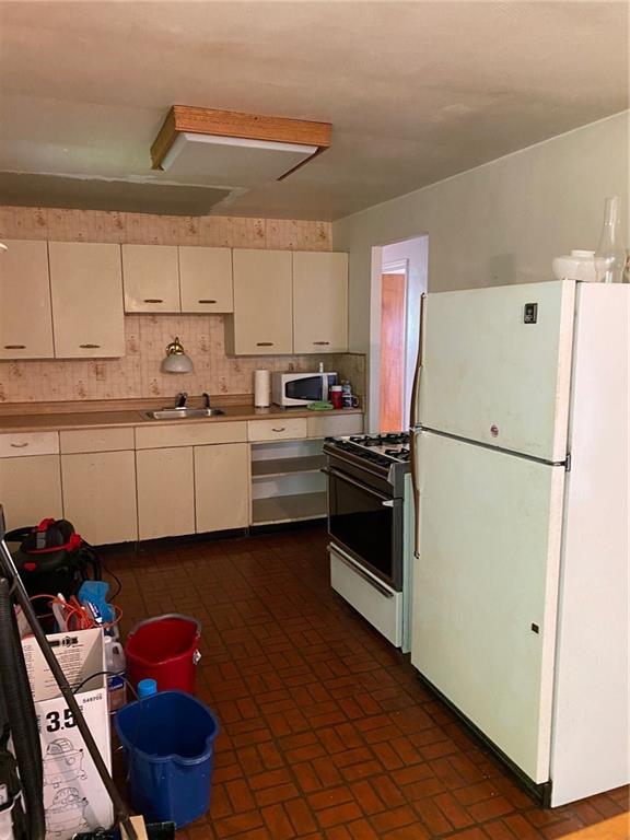 602 Brightberry Road Monroeville, PA 15146 - Photo 7 of 13 Kitchen