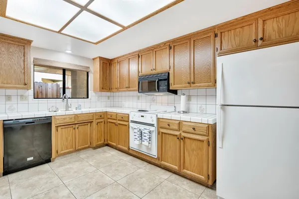 $329,900 | 917 Valley Way, Madera, CA 93637