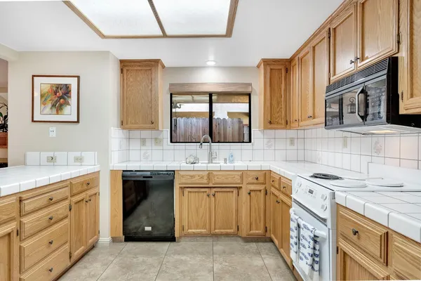 $329,900 | 917 Valley Way, Madera, CA 93637