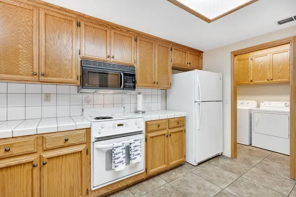 $329,900 | 917 Valley Way, Madera, CA 93637