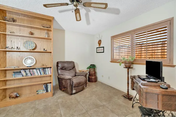 $329,900 | 917 Valley Way, Madera, CA 93637