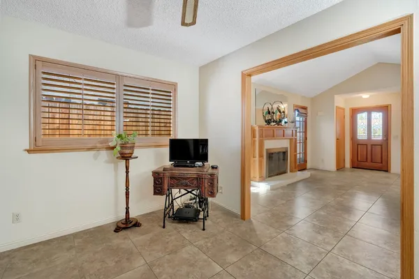 $329,900 | 917 Valley Way, Madera, CA 93637