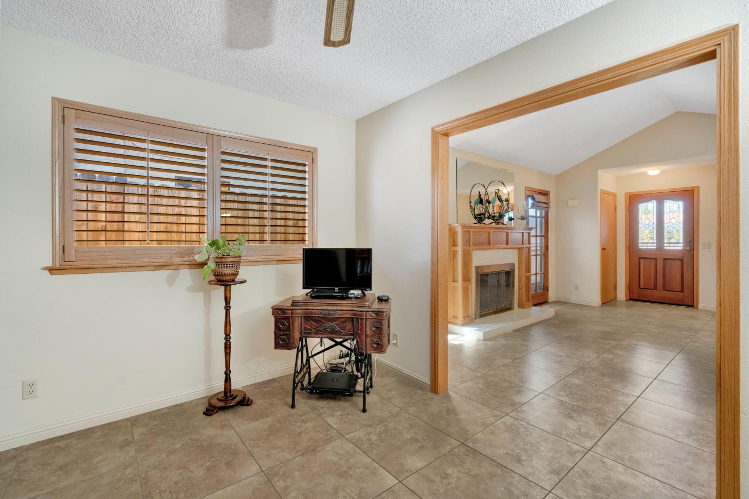 917 Valley Way Madera, CA 93637 - Photo 20 of 29 Seating area, Use to be 3rd Bedroom