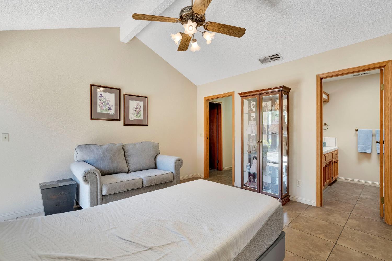 917 Valley Way Madera, CA 93637 - Photo 24 of 29 Primary Bedroom