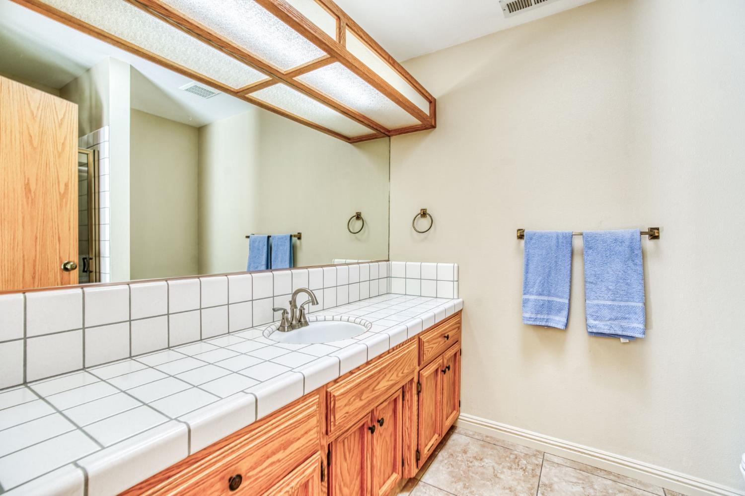 917 Valley Way Madera, CA 93637 - Photo 25 of 29 Primary Bath