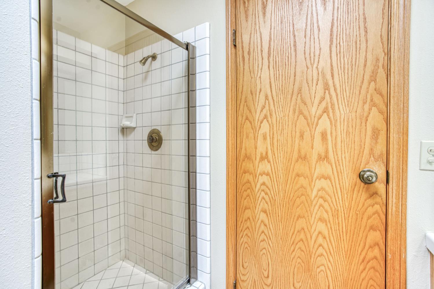 917 Valley Way Madera, CA 93637 - Photo 26 of 29 Primary Bath