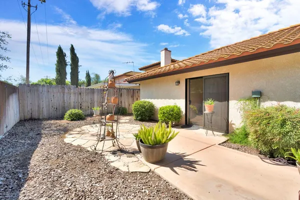 $329,900 | 917 Valley Way, Madera, CA 93637