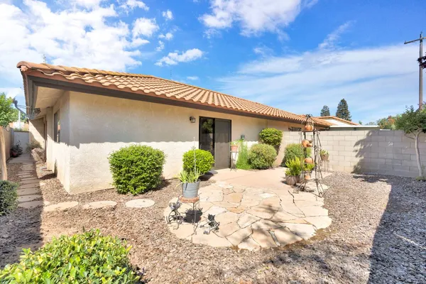 $329,900 | 917 Valley Way, Madera, CA 93637