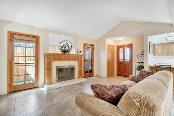 $329,900 | 917 Valley Way, Madera, CA 93637