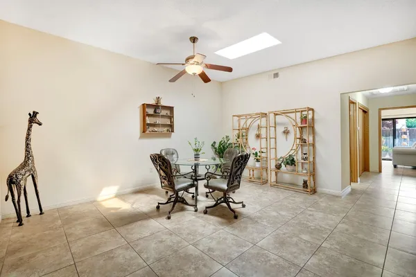 $329,900 | 917 Valley Way, Madera, CA 93637