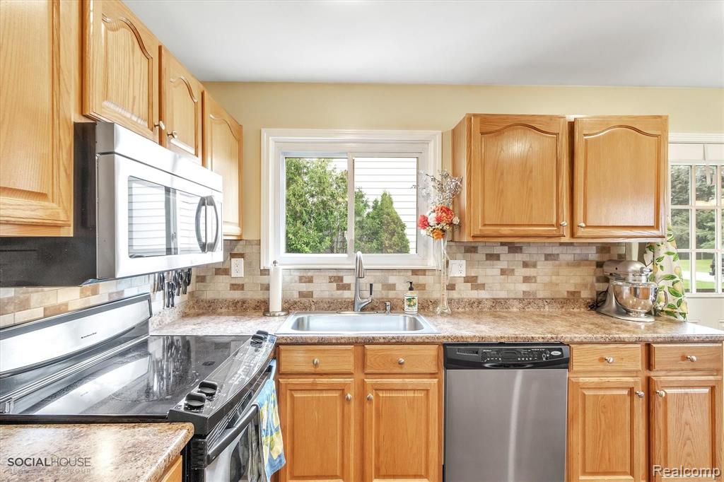 41272 Village Lake Road Novi, MI 48375 - Photo 11 of 56
