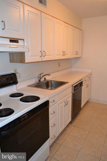 126 West Barre Street, Unit R Baltimore, MD 21201 - Photo 6 of 25 Kitchen