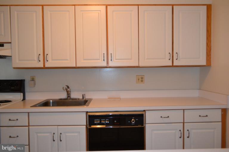 126 West Barre Street, Unit R Baltimore, MD 21201 - Photo 10 of 25 Kitchen