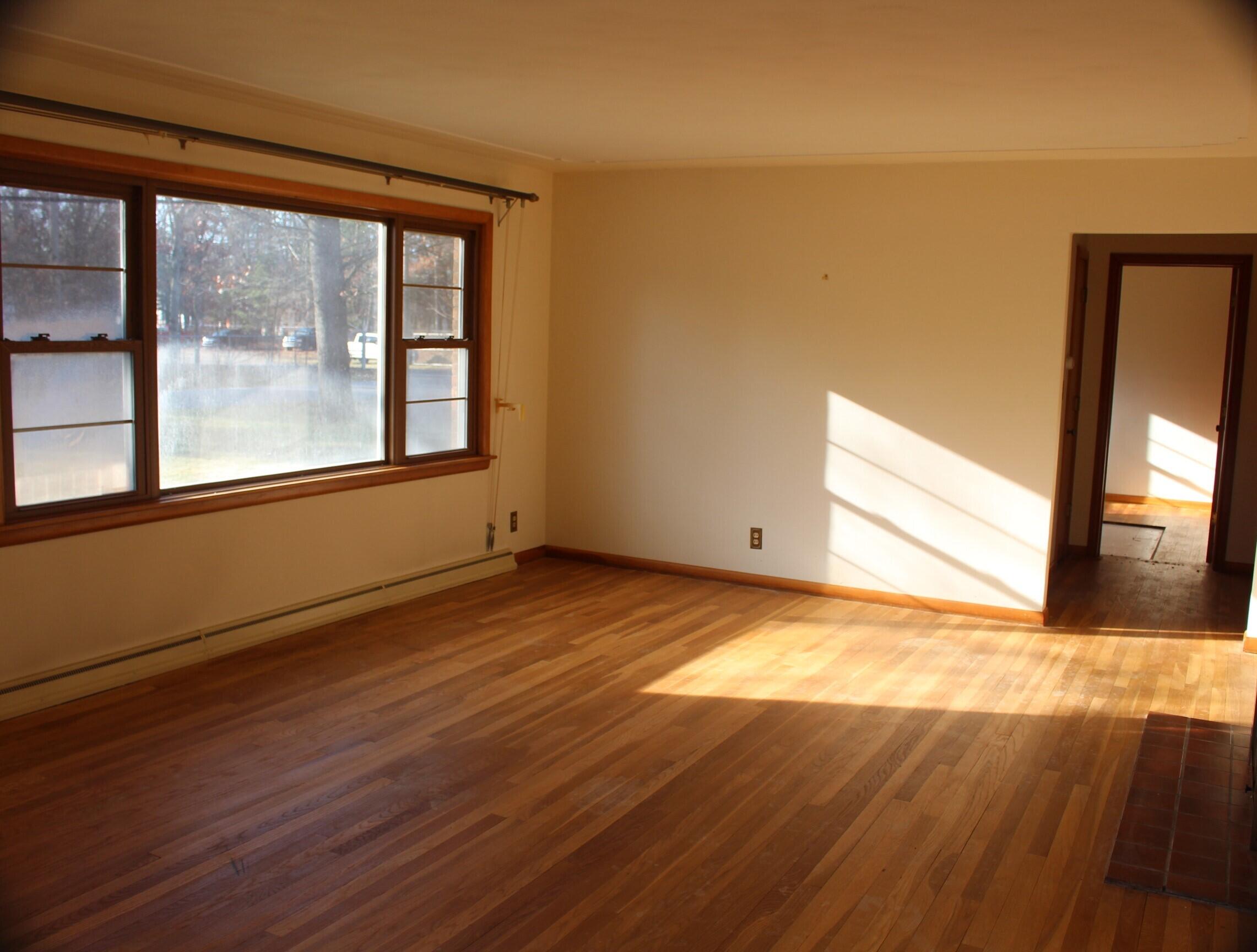 1040 Becker Road Muskegon, MI 49445 - Photo 5 of 15 LIVINGROOM 1