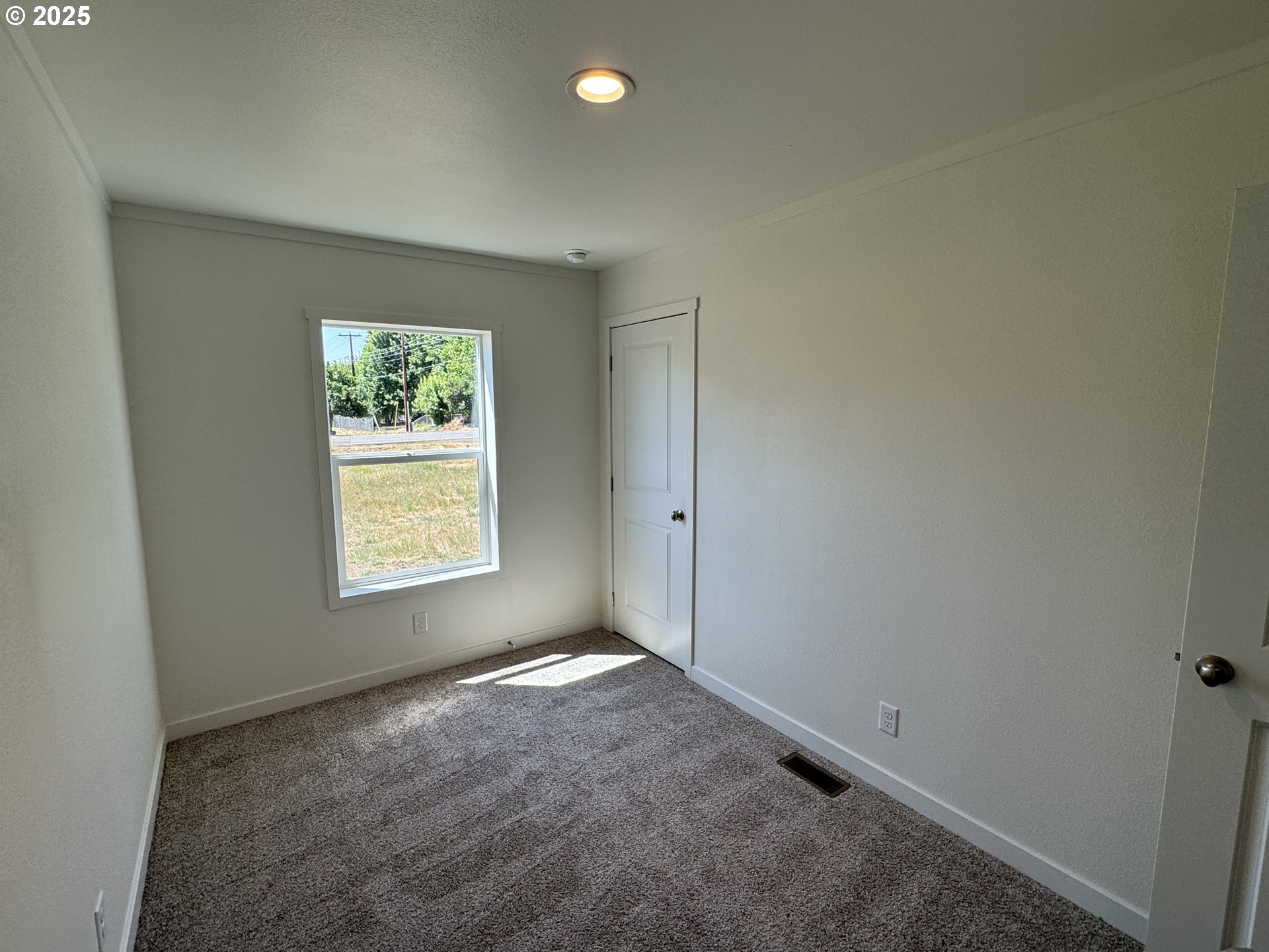 527 West Main Street Goldendale, WA 98620 - Photo 19 of 29 an empty room with a window
