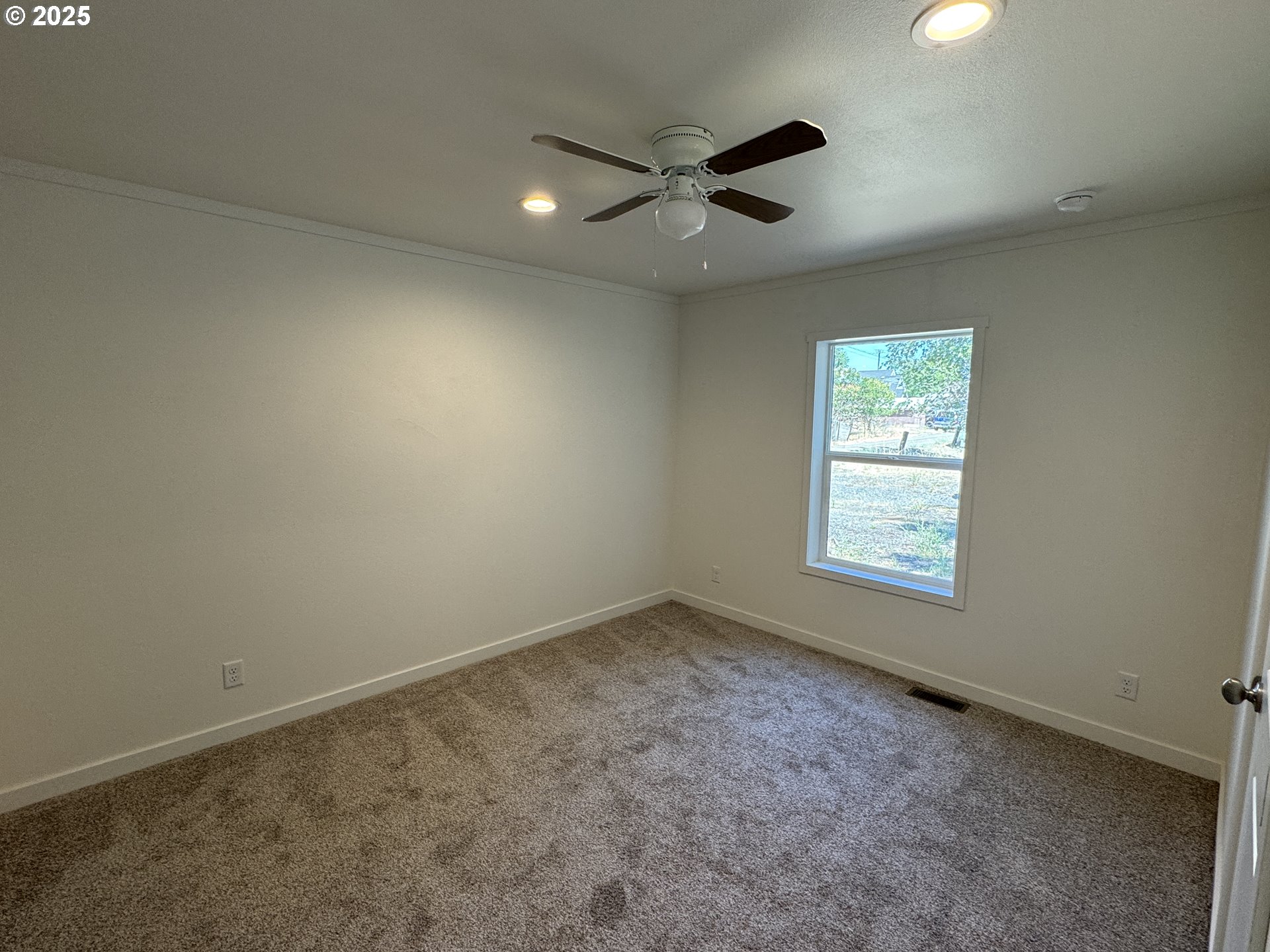527 West Main Street Goldendale, WA 98620 - Photo 24 of 29 an empty room with a window
