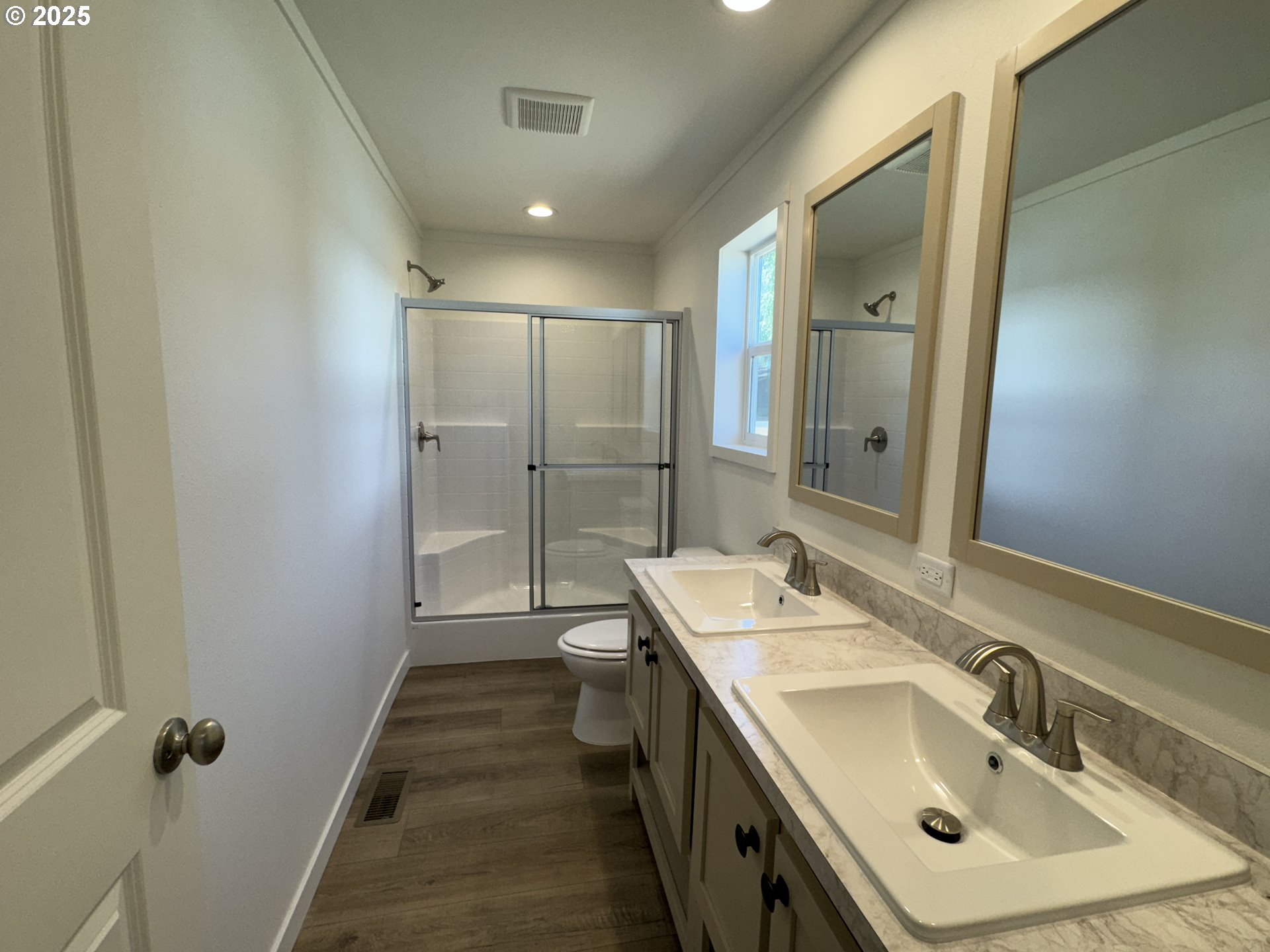 527 West Main Street Goldendale, WA 98620 - Photo 28 of 29 a bathroom with a sink a toilet a shower and a mirror