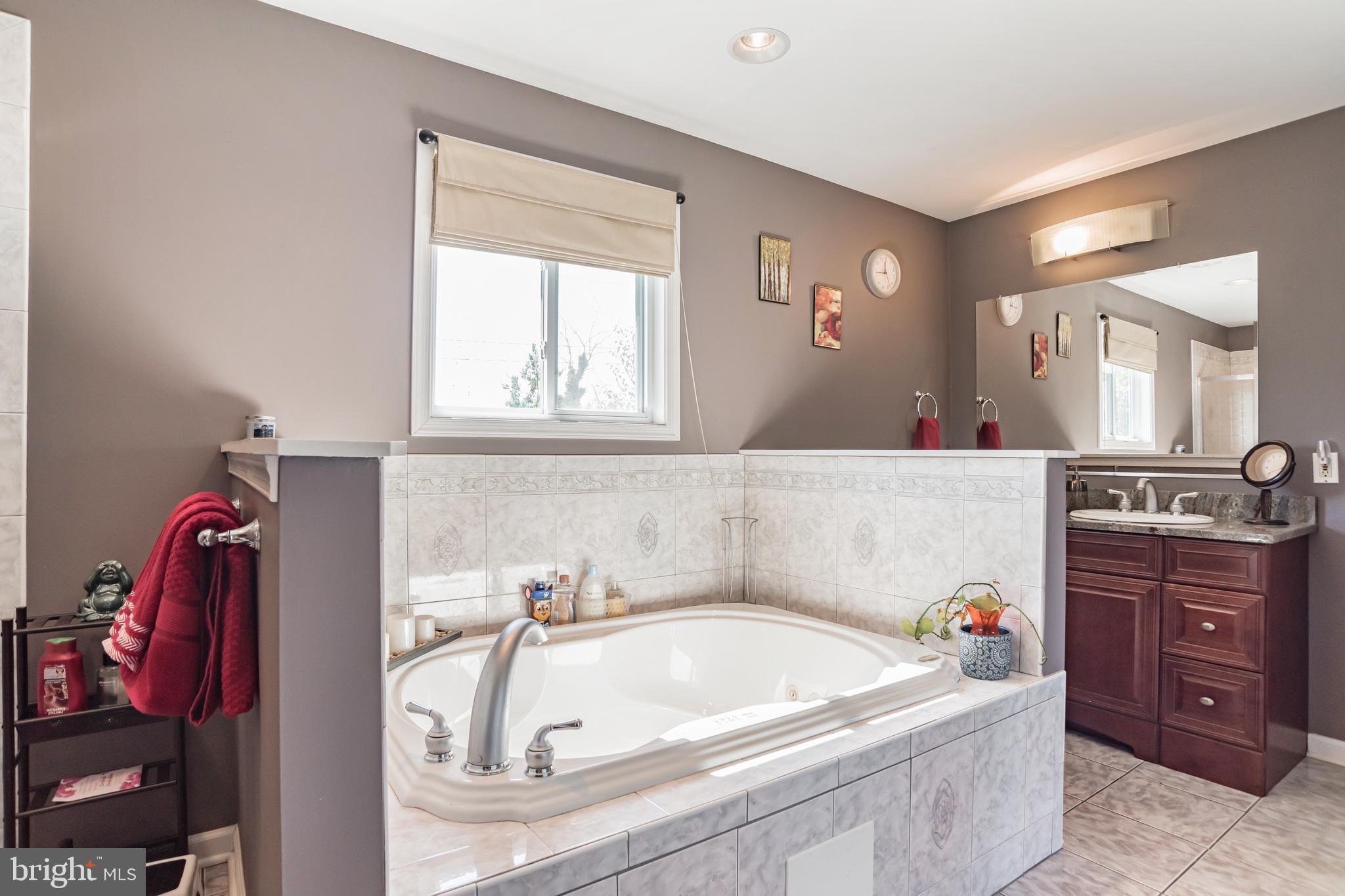 911 Sedgley Road Baltimore, MD 21228 - Photo 20 of 27 Full Master bath w/ soak in tub