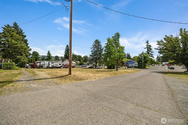 a view of road with yard