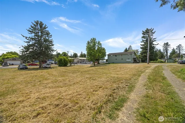 a view of big yard with a house